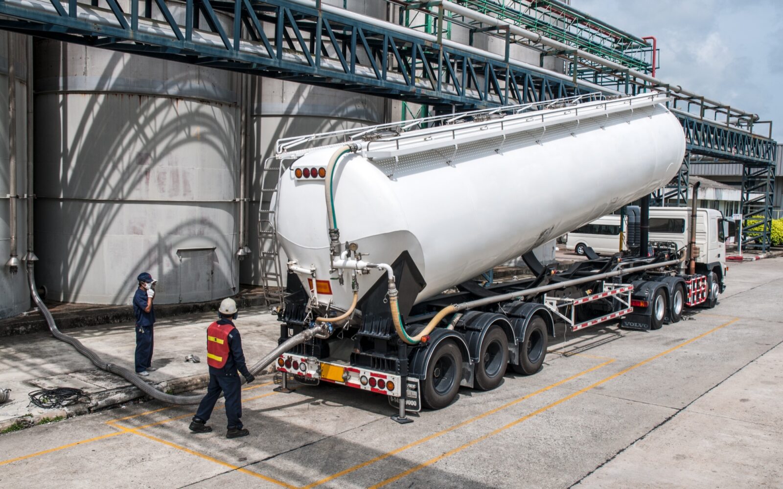 Tank Truck Transfer: Safety and Efficiency in Loading/Unloading